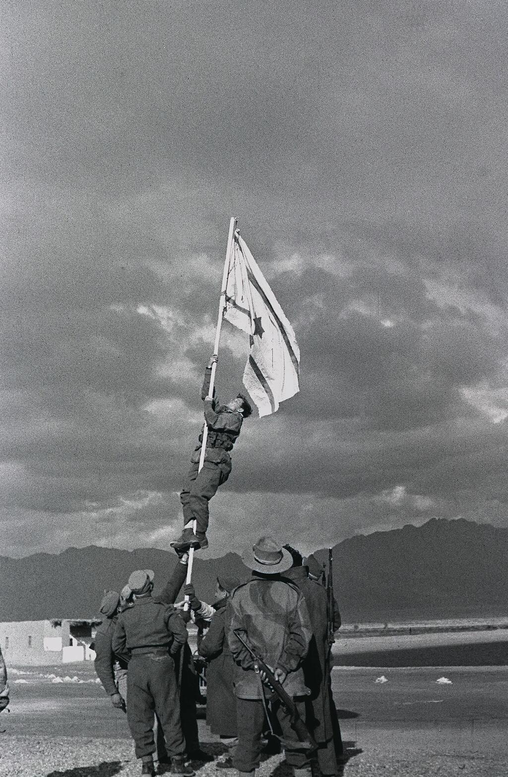 Ink Flag raising in Eilat (Photo: GPO) הנפת דגל הדיו