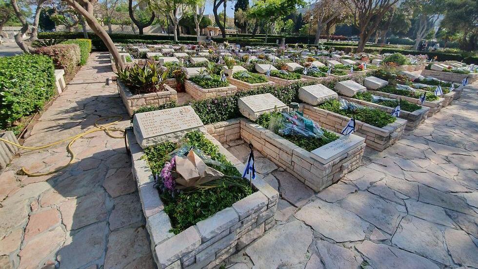 בית העלמין הצבאי בחיפה ריק ביום הזיכרון