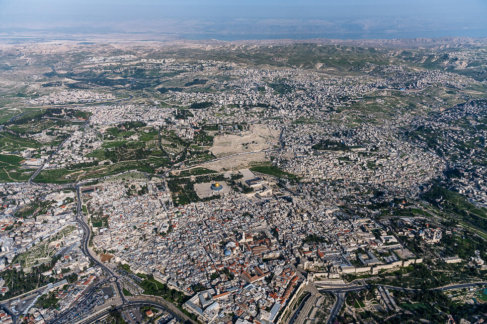 Старый город в Иерусалиме. На горизонте - Мертвое море. Фото: Исраэль Бардуго (צילום: ישראל ברדוגו) Старый город в Иерусалиме. На горизонте - Мертвое море. Фото: Исраэль Бардуго