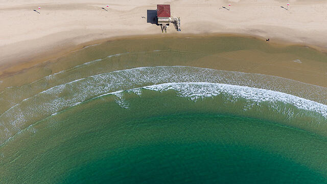 Пляж Хоф-Иерушалаим в Тель-Авиве. Фото: Исраэль Бардуго (צילום: ישראל ברדוגו) Пляж Хоф-Иерушалаим в Тель-Авиве. Фото: Исраэль Бардуго