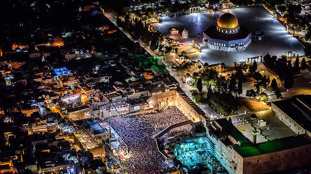 Пока было можно. Массовая церемония у Стены плача. Фото: Исраэль Бардуго (צילום: ישראל ברדוגו) Пока было можно. Массовая церемония у Стены плача. Фото: Исраэль Бардуго