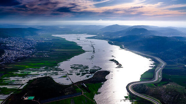 Долина Бейт-Нетуфа из-за дождей превратилась в озеро. Фото: Исраэль Бардуго (צילום: ישראל ברדוגו) Долина Бейт-Нетуфа из-за дождей превратилась в озеро. Фото: Исраэль Бардуго