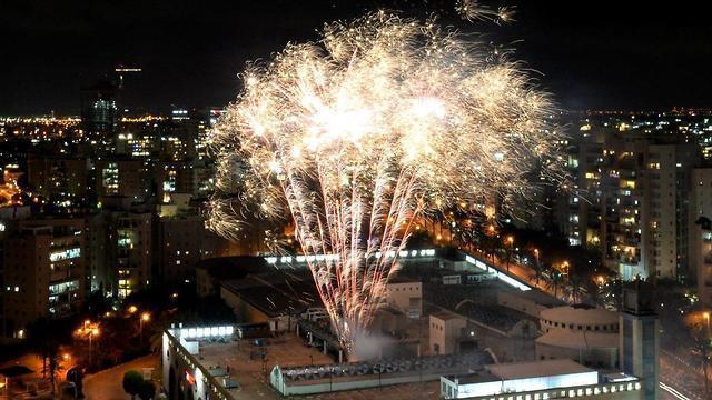Салют в Холоне. Фото: Коби Коанкес (צילום: קובי קואנקס) Салют в Холоне. Фото: Коби Коанкес