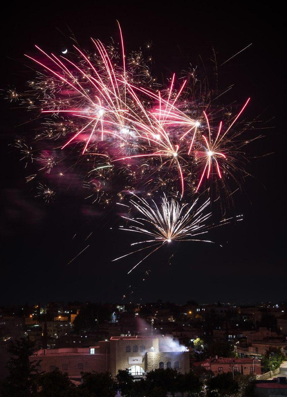 Салют тоже наблюдали с балконов. Фото: Эяль Амр (צילום: אייל עאמר) Салют тоже наблюдали с балконов. Фото: Эяль Амр