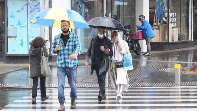 מזג אוויר גשם גשמים משקעים תל אביב (צילום: מוטי קמחי) מזג אוויר גשם גשמים משקעים תל אביב
