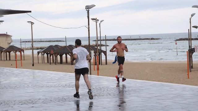 Дождь в Тель-Авиве. Фото: Моти Кимхи (צילום: מוטי קמחי) Дождь в Тель-Авиве. Фото: Моти Кимхи