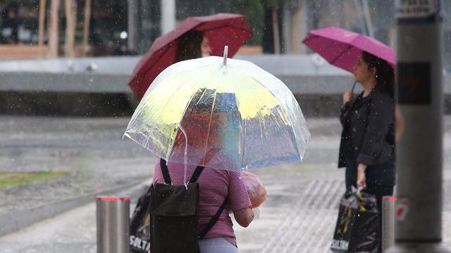 Дождь в Тель-Авиве. Фото: Моти Кимхи (צילום: מוטי קמחי) Дождь в Тель-Авиве. Фото: Моти Кимхи