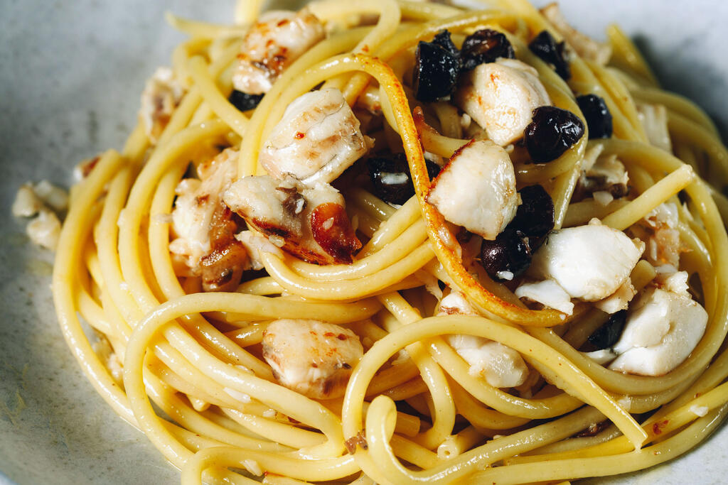 Fresh basil fish pasta with white wine and kalamata olives (Photo: Snir Gueta) אוכל