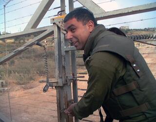 קצין צה"ל סוגר את השער אחרי יציאת צה"ל מלבנון