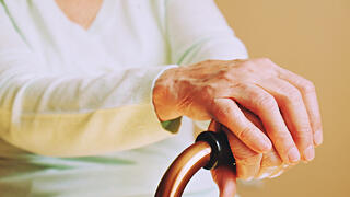 אישה מבוגרת קשישה אילוסטרציה