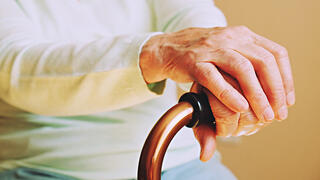 אישה מבוגרת קשישה אילוסטרציה