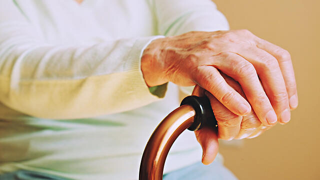 אישה מבוגרת קשישה אילוסטרציה