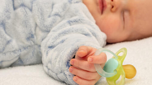 малыш сон спит соска. Фото: shutterstock