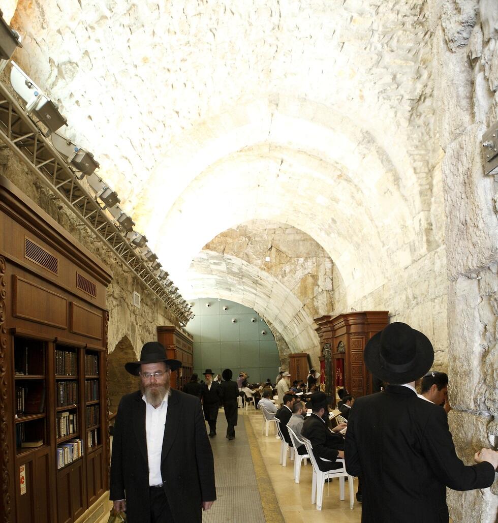 Both arches were built before the destruction of the Second Temple, and the historical mystery was solved thanks to radiocarbon dating. Wilson’s Arch in the Western Wall Tunnels (Photo: Shutterstock) מתפללים ליד קשת וילסון