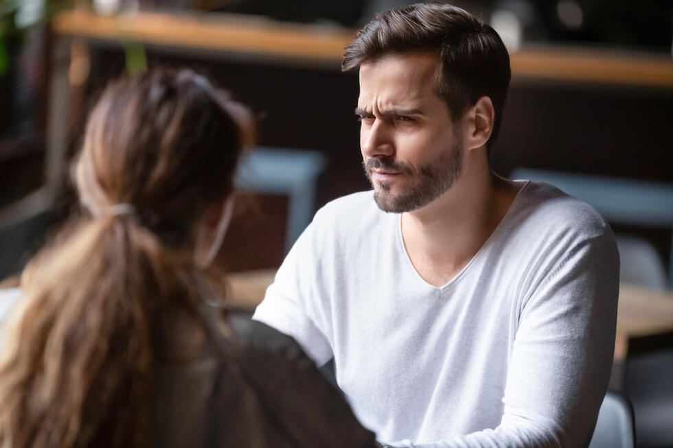 One moment they are warm, the next they turn cold (Photo: Shutterstock) גבר מביט באישה במבט מוזר