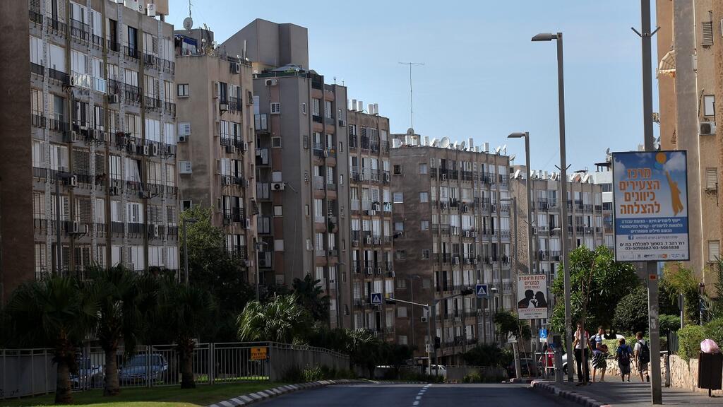 Улица в Бат-Яме (Фото: Амит Шааль) בניינים בבת ים