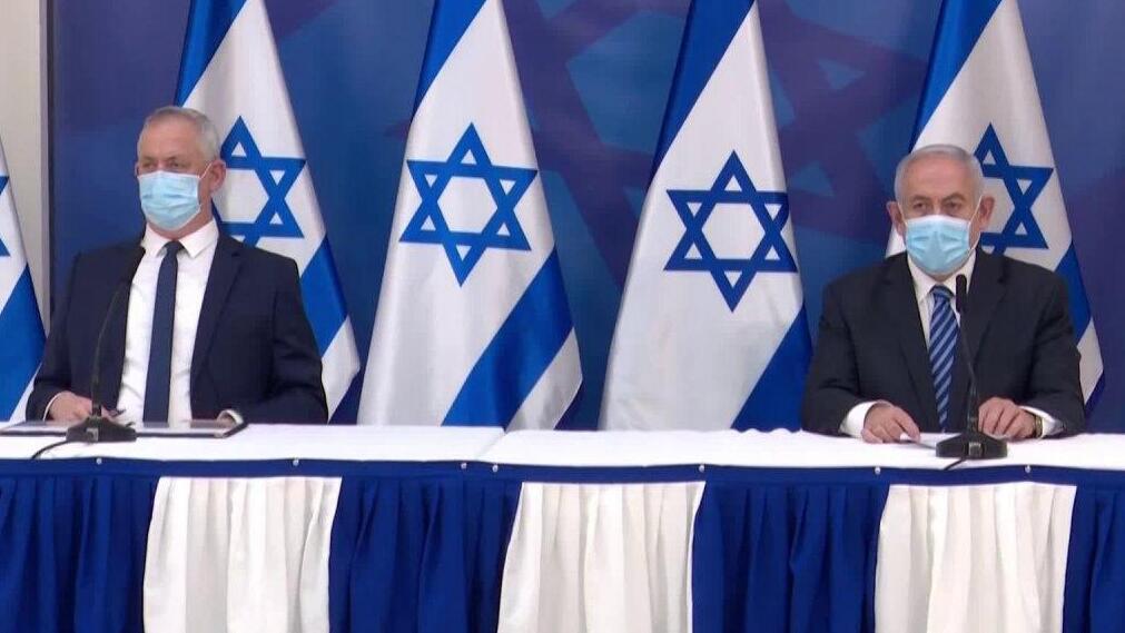 Defense Minister Benn Gantz and Prime Minister Benjamin Netanyahu at the start of a press conference in Tel Aviv on Monday night ראש הממשלה בנימין נתניהו מקיים התייעצות בטחונית עם ראשי מערכת הביטחון בקריה, תל אביב