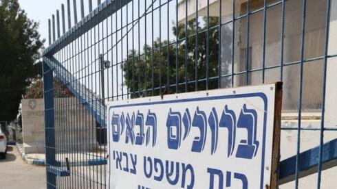 אביו של החייל עמית בן יגאל ז"ל בבית הדין הצבאי סאלם