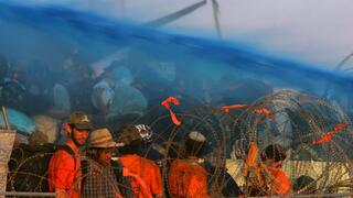 שוטרים לפני בית הכנסת בכפר דרום