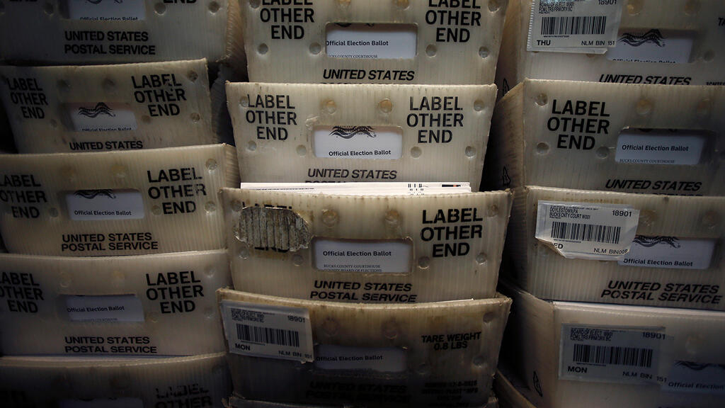 Mail-in ballot envelopes in the US, in 2020. Trump has been claiming for years - without evidence - of fraud (Photo: AP) ארה"ב בחירות 2020 הצבעה דרך הדואר דואר ב פריימריז ב פנסילבניה