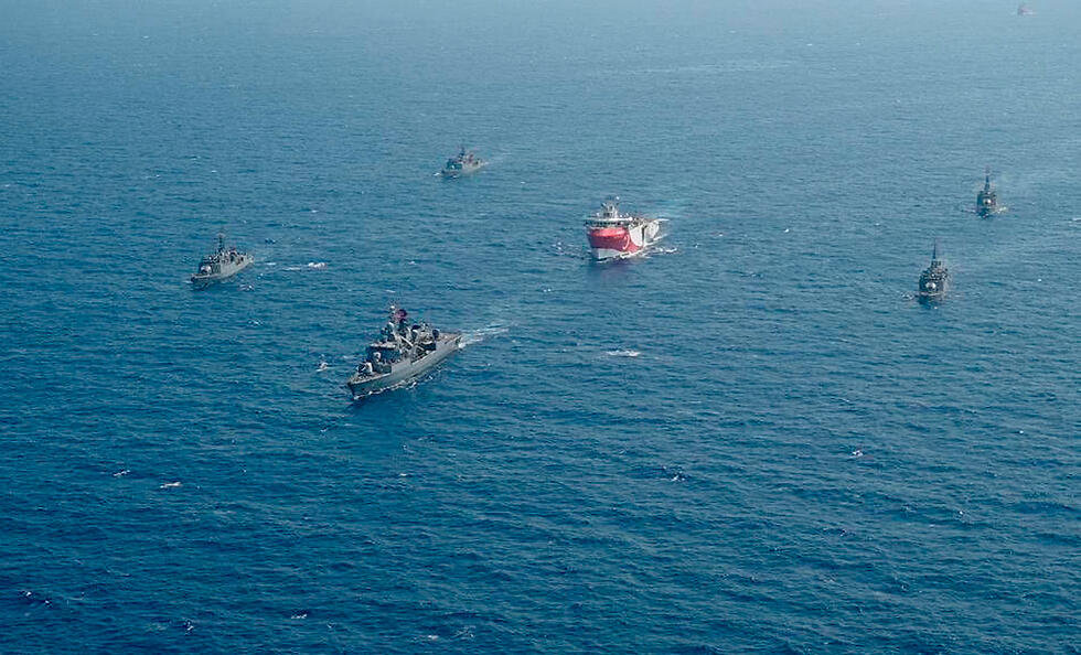 Turkish survey ship escorted by warships (Photo: AP) טורקיה יוון סכסוך שליטה ים אוניית סקר טורקית מלווה על ידי אוניות מלחמה
