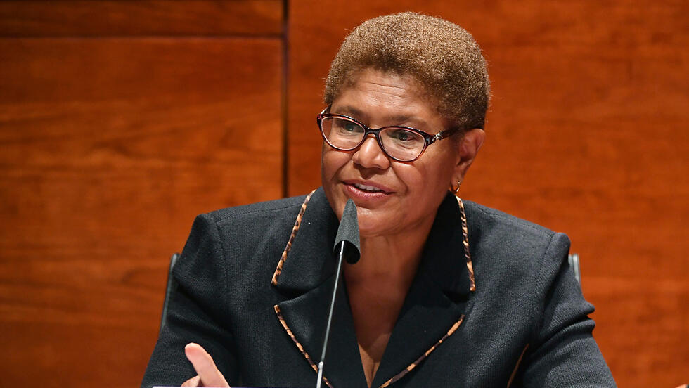Los Angeles Mayor Karen Bass, who is seeking reelection against Nithya Raman (Photo: AP) ארה"ב בחירות קארן באס מועמדת לתפקיד סגנית הנשיא