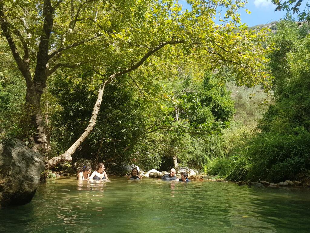 נהנים בבריכות של נחל כזיב