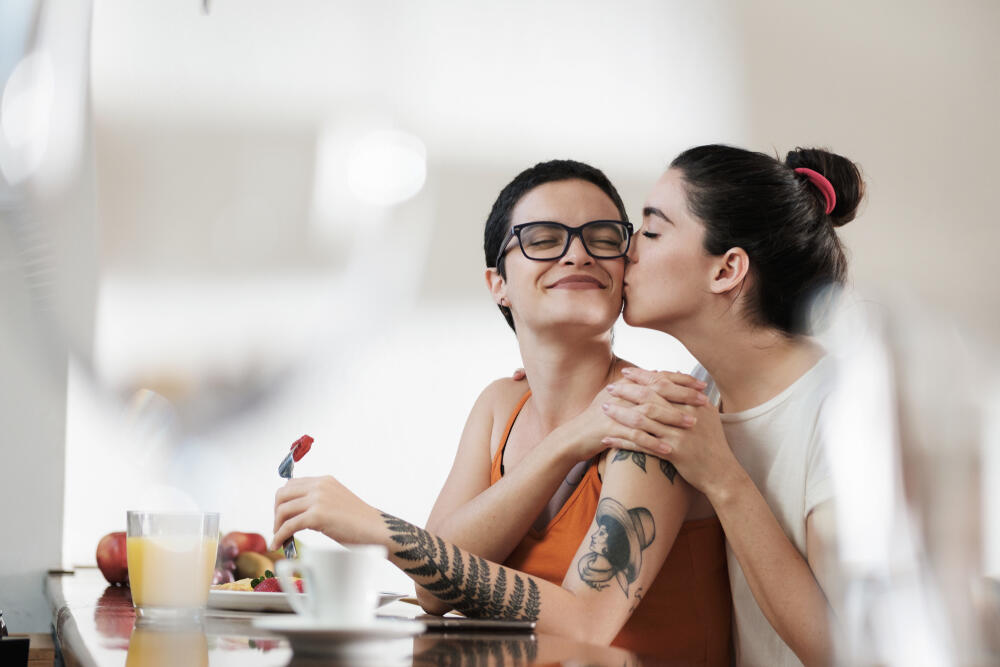 Compatibility means being able to see life through a similar lens (Photo: Shutterstock) לסביות