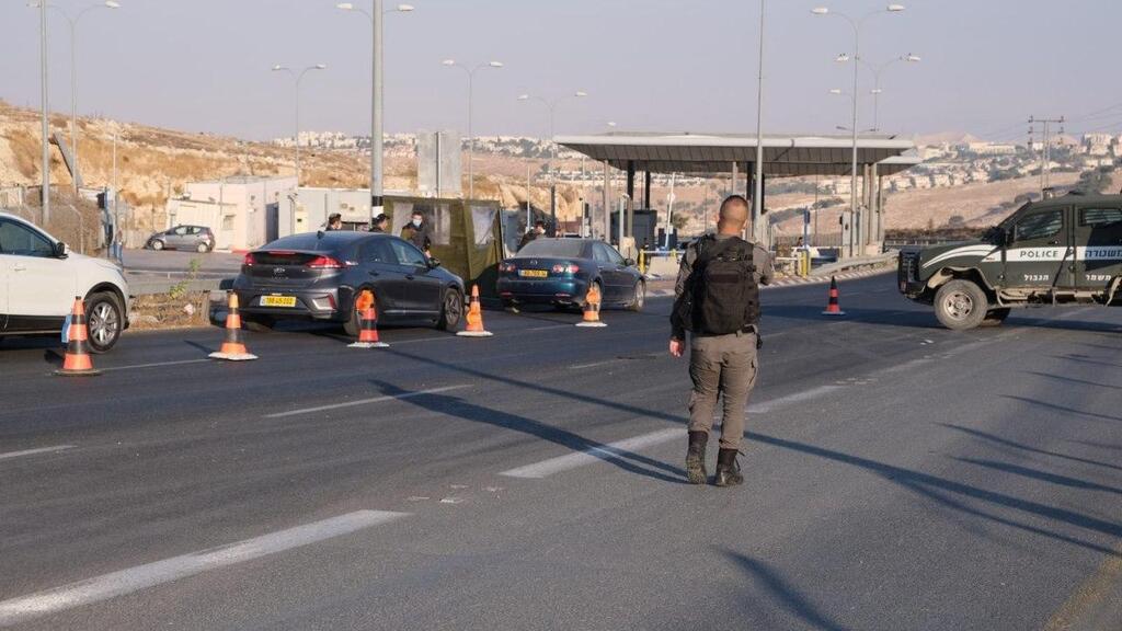אכיפת הסגר במחסום א זעים לכיוון מעלה אדומים