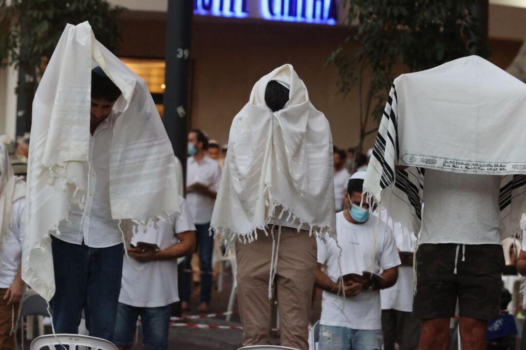 בצל מגבלות הקורונה. תפילת נעילה המונית בכיכר דיזנגוף