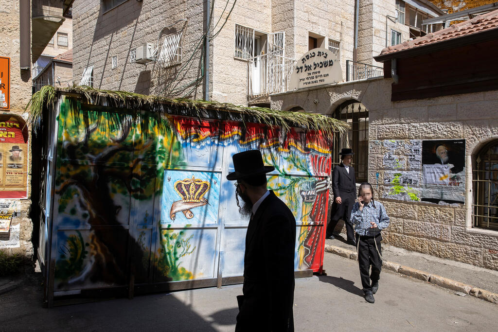 Sukkot in Jerusalem (Photo: Amit Shabi) הכנות לערב סוכות במאה שערים