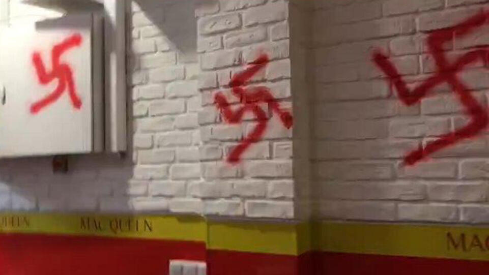 Swastikas spray painted on a kosher restaurant in Paris אנטישמיות במסעדה יהודית בפריז
