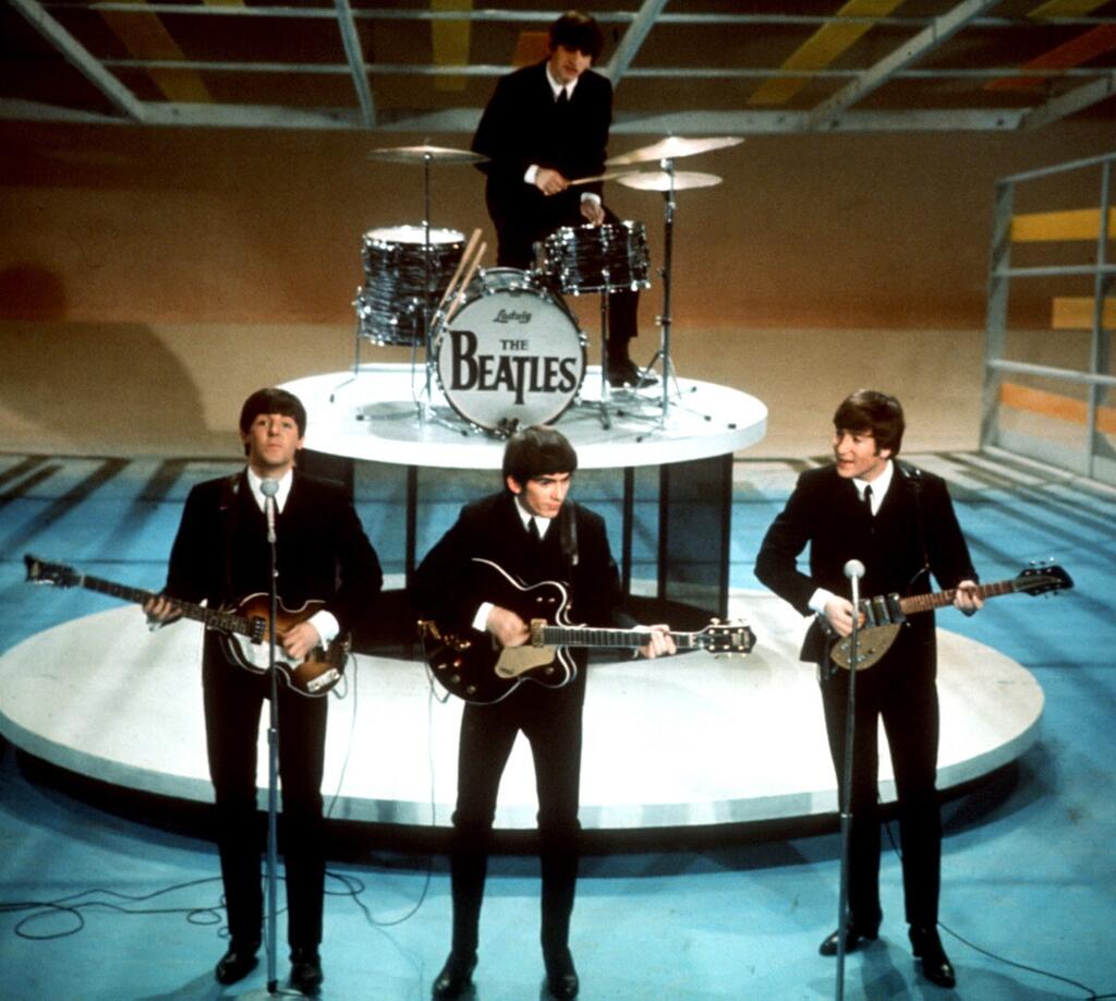 The Beatles performing in 1964 (Photo: AP) הביטלס