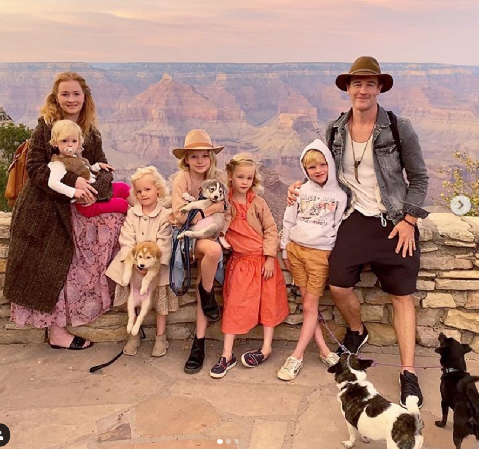 ג'יימס ואן דר ביק, אשתו קימברלי והילדים אוליביה, ג'ושוע, אנאבל, אמיליה וגוונדלין