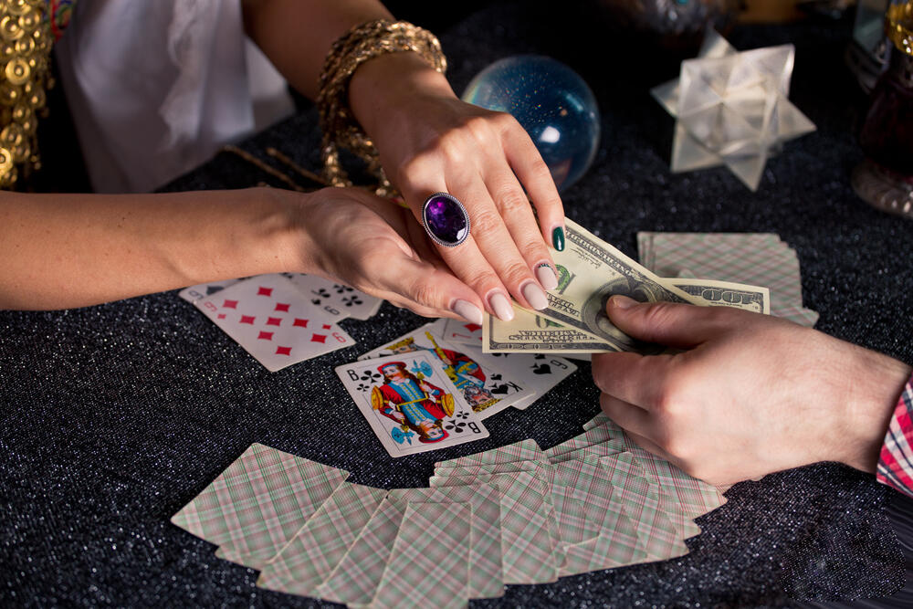 קוראת בקלפים טארוט תקשור