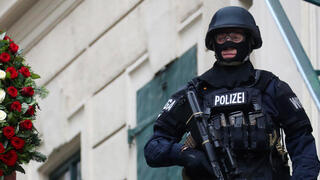 פרחים לזכר הקורבנות ותגבור כוחות הביטחון בוינה לאחר מתקפת הטרור