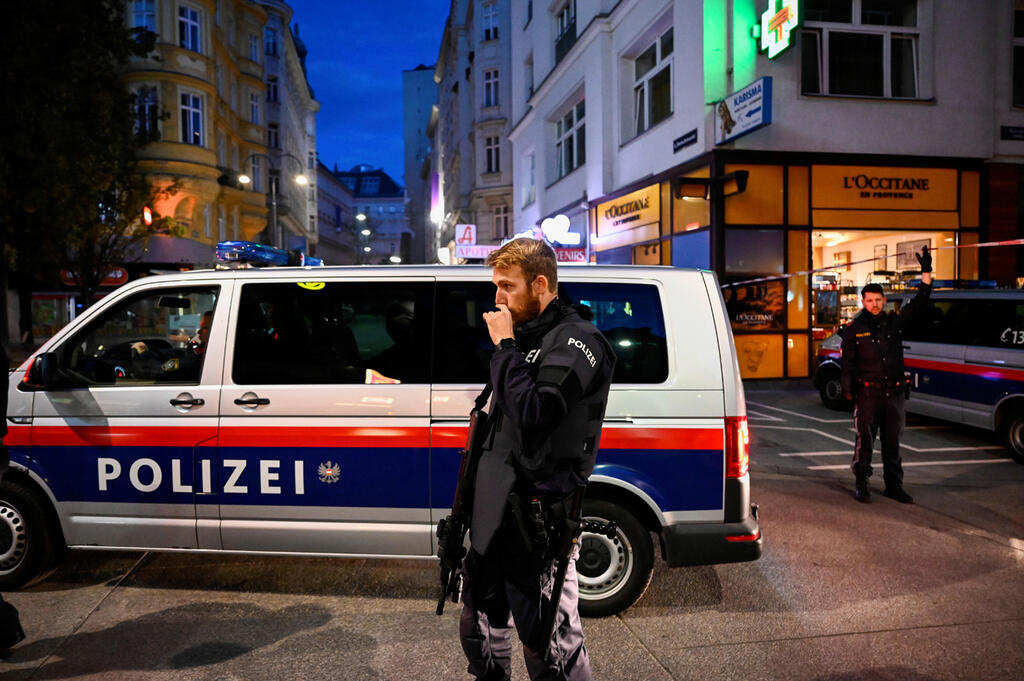 Austrian police (Photo: Reuters) תגבור כוחות הביטחון בוינה לאחר מתקפת הטרור