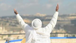 חוגגים את הסיגד בטיילת ארמון הנציב