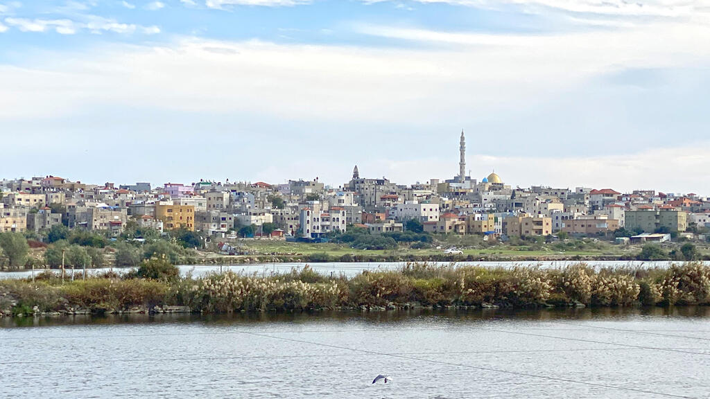 ג'סר א-זרקא מאחורי בריכות הדגים