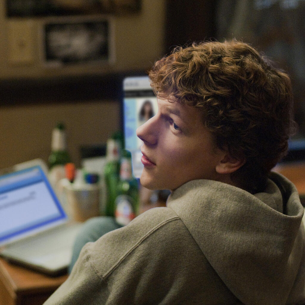 Jesse Eisenberg as Mark Zuckerberg in "The Social Network" (PR) מתוך "הרשת החברתית"