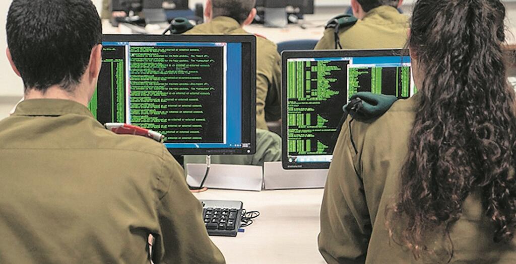 חיילים ביחידת 8200