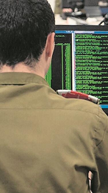 חיילים ביחידת 8200
