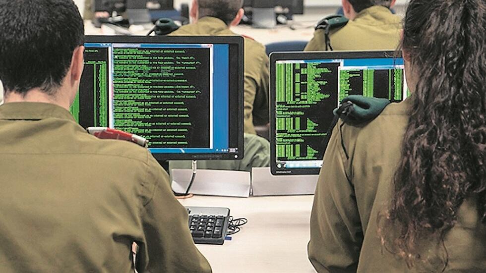 חיילים ביחידת 8200