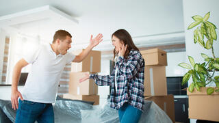 זוג רב במעבר דירה