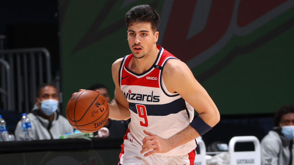 Deni Avdija plays in a preseason game for the Washington Wizards 