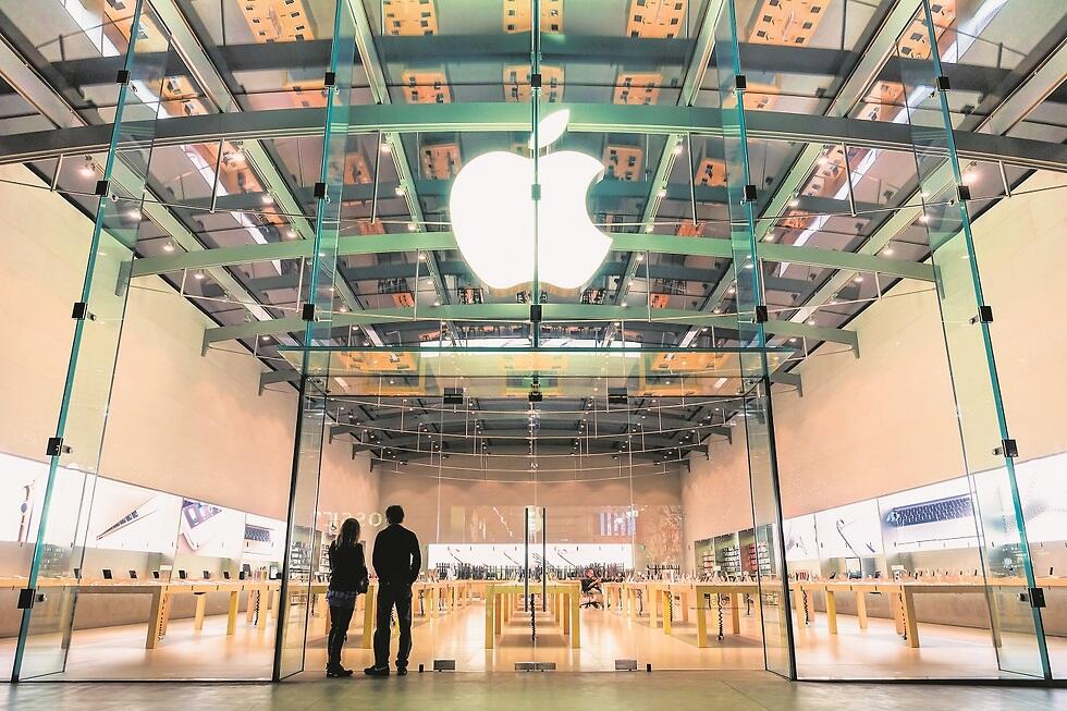The manager of the Apple retail store made antisemitic comments and denied a Jewish longtime employee's requests for time off before firing him (Photo: Shutterstock) חנות של אפל