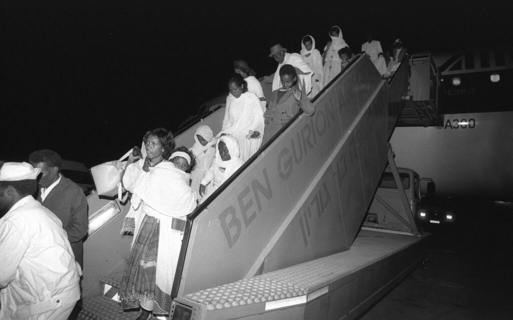 Ethiopian immigrants disembark from the plane at Ben Gurion Airport during Operation Solomon (Photo: Albert Nathan, National Photo Collection) עולים מאתיופיה יורדים מהמטוס בנמל התעופה בן גוריון. מבצע שלמה