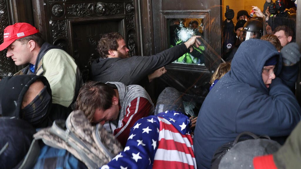 A pro-Trump mob smashes its way into the Capitol building (Photo: AFP) ארה"ב עימותים בין משטרה לתומכים של דונלד טראמפ
