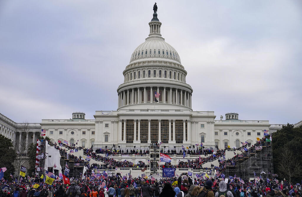 Trump supporters storm the Capitol on January 6 (Photo: AP) ארה"ב עימותים בין משטרה לתומכים של דונלד טראמפ