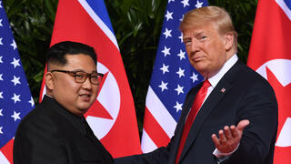 12 יוני 2018 מפגש הפסגה ההיסטורי בין דונלד טראמפ ל קים ג'ונג און ב סינגפור